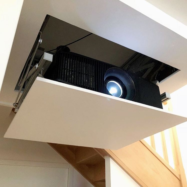 קונקטור - כיף להתחבר | מעלית תקרתית סמויה למקרן BESTVISION ECOLIFT 100 |  מעליות למקרנים