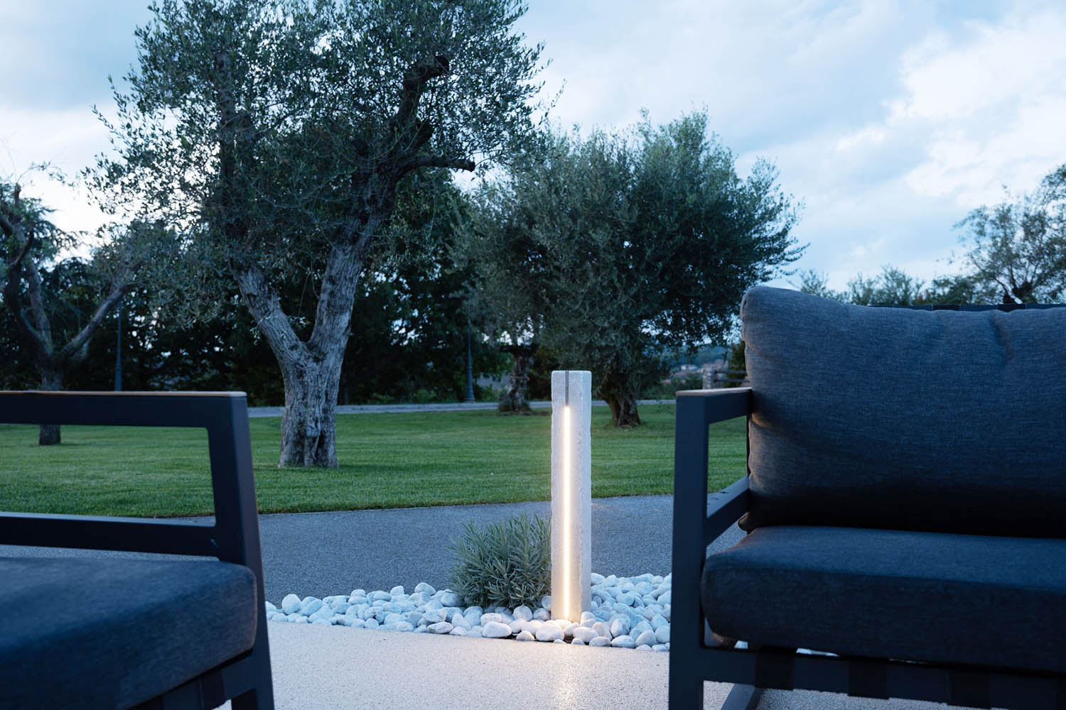Stake outdoor pathway lighting